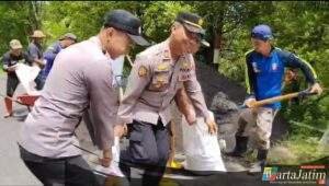Gotong Royong Polres Lumajang dan Warga Pasang Ratusan Bronjong di Lokasi Longsor