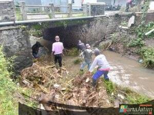 Dinas PUPR Kota Kediri Laksanakan Pembersihan Matrial Pohon Tumbang Di Sungai Ngampel, Wujud Respon Cepat Pemkot Kediri  Atas Aduan Masyarakat Lapor Mbak Wali 112