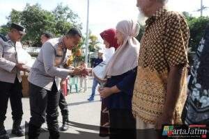 Semangat Ramadan, Ratusan Warga Terima Rombong Usaha dan Sembako dari Polres Kediri