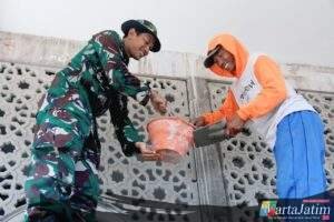 Satgas TMMD Marinir Rehabilitasi Musholla Al Ikhlas di Desa Gadungan