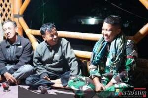 Pererat Kemanunggalan, Satgas TMMD Ke 127 Kodim 0808/Blitar Gelar Ronda Malam Bersama Warga Dusun Tirtomoyo