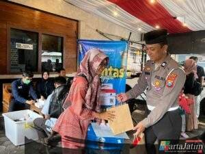 SIM Ramadan Hadir di Pujahito, Satlantas Nganjuk Layani Perpanjangan SIM Sambil Berbagi Takjil