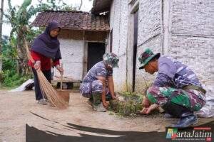 Sembari Menanti Buka Puasa, Satgas TMMD 127 Kodim Blitar Bantu Bersihkan Rumah Warga