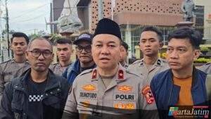 Polri dan Jurnalis Bagikan 1.500 Takjil kepada Masyarakat di Sekitar Mabes Polri