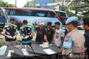 Polres Pelabuhan Tanjungperak Test Urine Sopir Truk dan Bus Jelang Mudik Lebaran