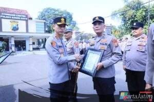 Kapolres Kediri Kota Berikan Penghargaan kepada 35 Personel dan 11 Warga Berprestasi