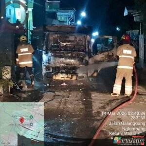 Satu Unit Cold Diesel Terbakar Di Gurah,Damkar Kabupaten Kediri Berhasil Padamkan Api Namun Kerugian Capai 465 Juta