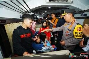 Tinjau Stasiun Surabaya Gubeng, Kapolri Instruksikan Beri Pelayanan Maksimal ke Pemudik