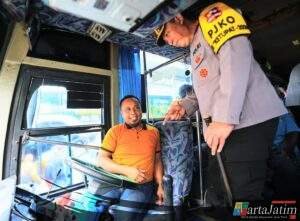 Tinjau Terminal Purabaya, Kapolri ke Sopir Bus: Hati-Hati dan Jaga Keselamatan Pemudik