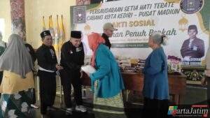 PSHT Cabang Kota Kediri Pusat Madiun Bagikan 218 Paket Zakat kepada Warga Kurang Mampu