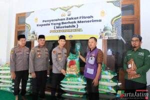 Tingkatkan Kepedulian Sosial, Kapolres Kediri Kota Salurkan Zakat Fitrah