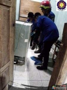 Ular Cobra Masuk Dapur, Damkar Kabupaten Kediri Gerak Cepat Respon Aduan Warga Ngasem