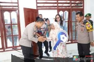 Rumah Nyaris Roboh Disulap Layak Huni, Kapolres Kediri Serahkan Kunci Hasil Bedah Rumah