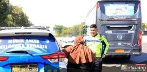 Aksi Heroik Satlantas Polres Gresik, Antarkan Pasutri Asal Situbondo yang Ketinggalan Bus Mudik