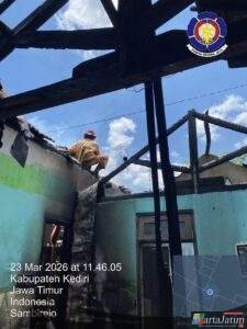 Lupa Matikan Kompor Saat Rayakan Lebaran Rumah Warga Pare Ludes Terbakar.Damkar Kabupaten Kediri Berhasil Padamkan Api,Kerugian Capai 20 Juta