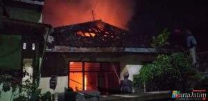 Satu Rumah Di Brenggolo Ludes Terbakar,  Damkar Pos Pare Terjunkan 2 Unit Mobil Pemadam,Kerugian Capai 75 Juta