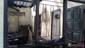 Respon Cepat Pemdes Brenggolo Akan Berikan Bantuan Pembenahan Rumah Warganya Yang Ludes Terbakar Selasa Malam