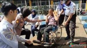 Sigapnya Polwan Polresta Sidoarjo Bantu Disabilitas di Terminal Purabaya saat Arus Balik