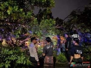 Polres Kediri Kota Bergerak Cepat Evakuasi Pohon Tumbang, Warga Tetap Aman