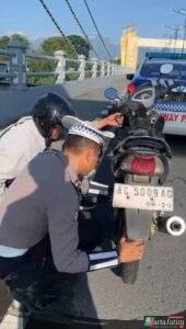 Respon Cepat Anggota Satlantas Polres Kediri Kota,Bantu Pengendara Motor Yang Alami Putus Rantai di Jembatan Brawijaya