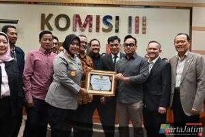 Komisi III DPR RI Beri Penghargaan ke Kapolres Metro Bekasi atas keberhasilan mengawal konflik antara Warga dengan Pengembang secara damai