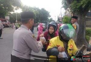 Polsek Pesantren dan Bhayangkari Bagikan Takjil untuk Kaum Dhuafa serta Pengguna Jalan, Perkuat Kedekatan Polri dengan Masyarakat