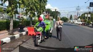 Satlantas Polres Kediri Kota Pasang Water Barrier Antisipasi Parkir Liar Di Jl. Hasanudin Saat Acara JKN