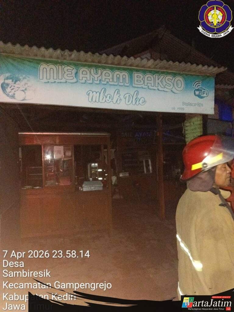 Dapur Warga Sambiresik Ludes Terbakar Tengah Malam,Damkar Kabupaten Kediri Kerahkan 2 Unit Armada