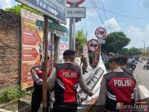 Polisi dan Satpol PP Tertibkan Reklame, Jaga Keselamatan Pengguna Jalan di Kediri
