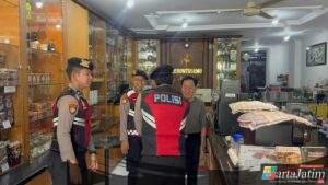 Sat Samapta Polres Kediri Kota Patroli Jalan Kaki Dan Dialogis Door To Door Dipusat Perbelanjaan, Hadirkan Rasa Aman Di Tengah Masyarakat