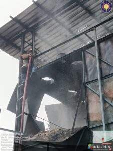 Kebakaran Di Pabrik Triplek Tertek Pare, Damkar Kabupaten Kediri Kerahkan 2 Unit Armada Untuk Padamkan Api