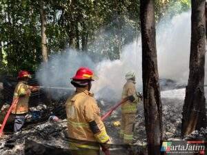 Gara – gara Bakar Sampah,Gudang Rosok di Gondang Plosoklaten Terbakar.Damkar Kabupaten Kediri Laporkan 1 Korban Luka