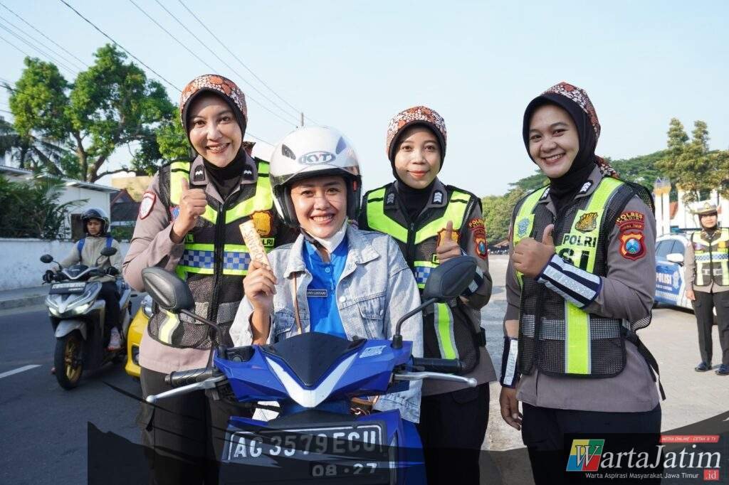 Hari Kartini, Srikandi Lantas Kediri Edukasi Safety Riding dan Bagikan Helm untuk Ojol Wanita
