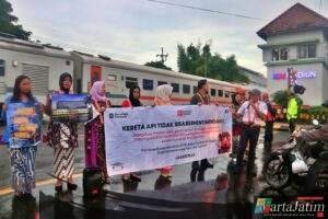Peringati Hari Kartini 2026, KAI Daop 7 Madiun Gelar Sosialisasi Keselamatan di Perlintasan Sebidang dengan Mengenakan Kebaya