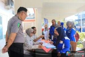Polres Bojonegoro Gelar Pemeriksaan Kesehatan Gratis bagi Buruh Jelang May Day