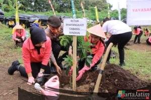 Hari Bumi, Polres Madiun Gandeng Perhutani Tanam Ribuan Bibit