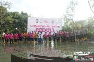 Sambut HUT ke-46, YKB Tanjung Perak Tanam Mangrove Pulihkan Lahan Kritis