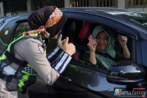 Hari Kartini, Srikandi Lantas Kediri Edukasi Safety Riding dan Bagikan Helm untuk Ojol Wanita
