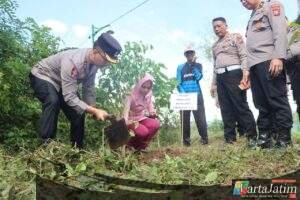 Polres Trenggalek Tanam Ratusan Pohon Beringin di Lahan Kritis Jaga Sumber Air