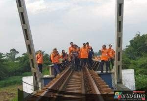 Pastikan Kondisi Prasarana Tetap Andal,KAI Daop 7 Madiun Lakukan Pengecekan Rutin Melalui Lori Dresin,Guna Dukung Keselamatan Perjalanan KA