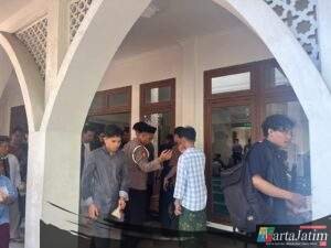 Hangatnya Kebersamaan, Polres Kediri Kota Sholat Jumat Bersama Warga