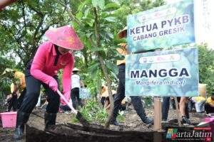 Peduli Lingkungan, Polres Gresik Bersama Bhayangkari Tanam Puluhan Pohon Produktif