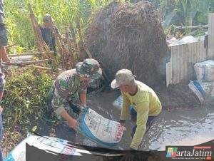 Babinsa Ramil 02/Pesantren Sertu Mulyono Resik-Resik Sungai Pulerejo Bersama Poktan