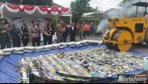 Pemkab Kediri Musnahkan  735 Botol Miras dan 6.996 Batang Rokok Ilegal Hasil Razia Sepanjang Tahun 2025