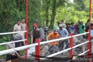 Polres Blitar Kota bersama Warga Bangun Jembatan Merah Putih Presisi Penggerak Ekonomi Desa