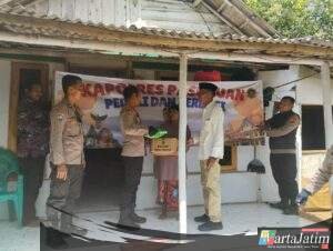 Polri Untuk Masyarakat : Kapolres Pasuruan Blusukan Salurkan Bansos untuk Warga