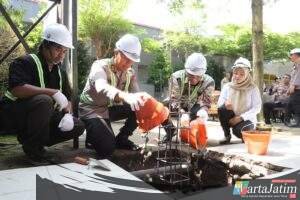 Dukung Fasilitas Pendidikan, Kapolres Kediri Letakkan Batu Pertama Ruang Bermain Indoor TK Kemala Bhayangkari 43 Pare