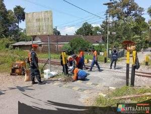 Normalisasi Jalur di Wilayah Blitar Sebagai Upaya Nyata KAI Daop 7 Madiun Dalam Meminimalisir Resiko Kecelakaan