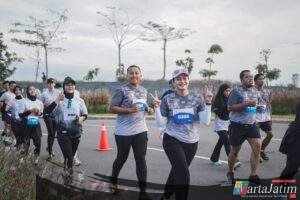 Keringat dan Tawa, Cerita Seru Kapolres Kediri & Puluhan Anggota Polres Kediri Taklukkan Garis Finish Kediri Half Marathon 2026