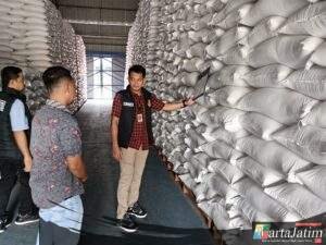Satgas Pangan Polres Ngawi Cek Gudang Bulog Pastikan Stok Beras dan Jagung Aman